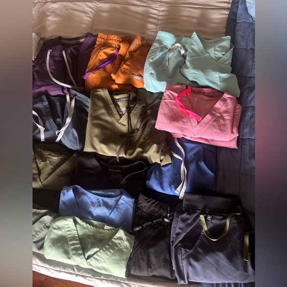 FIGS XXS/XS BUNDLE 34pc - Picture 4 of 5